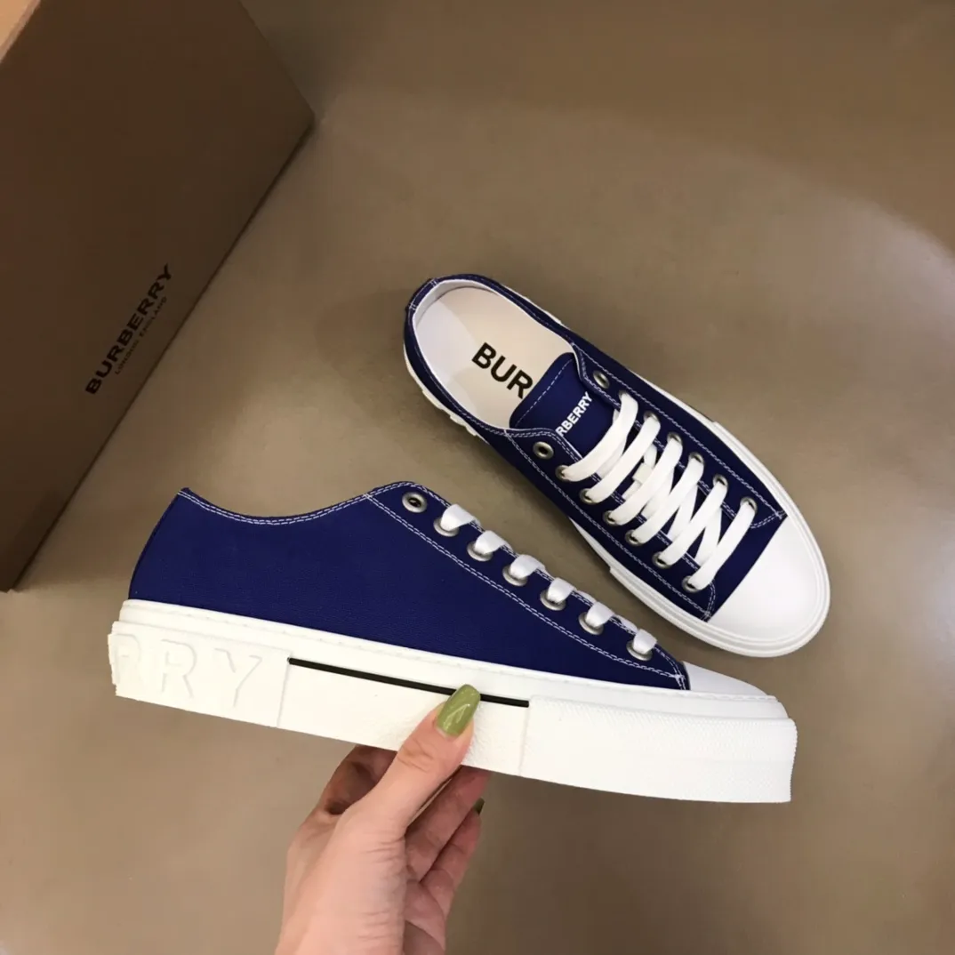 ◾️Men's Shoes💰380 ▫️B's men's classic low-top sneakers are reinterpreted with Vintage retro plaid cotton material and decorated with a new brand logo. First-grain cowhide lining, embossed Burberry lettering logo on the heel, original outsole! 38-46
